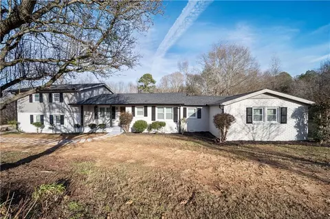 3245 Seagraves Mill Rd, Hull, GA 30646
