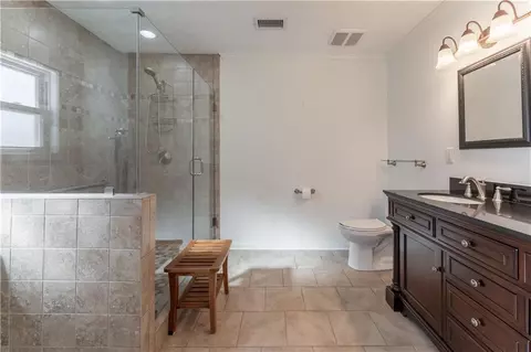 Bath - 404 Spring Pl, Monroe, GA 30655 photo 3 of 4