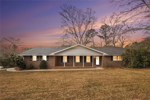 401 Lakeshore Dr, Fayetteville, GA 30214