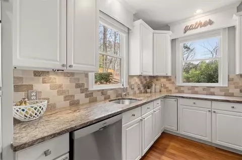 Kitchen - 4205 Berkeley View Dr, Berkeley Lake, GA 30096 photo 6 of 9