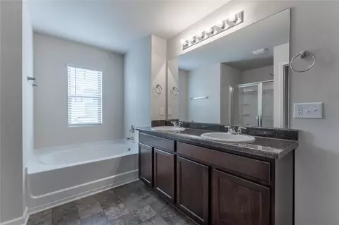 Bath - 1987 Roxey Ln, Winder, GA 30680 photo 2 of 6