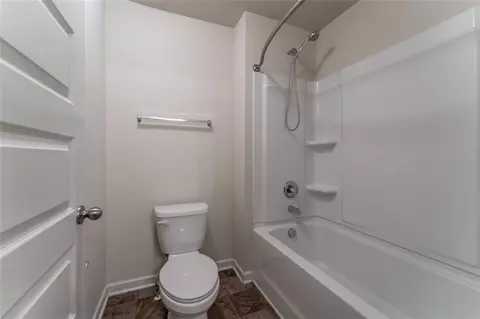 Bath - 1987 Roxey Ln, Winder, GA 30680 photo 6 of 6