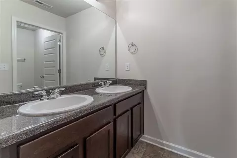 Bath - 1987 Roxey Ln, Winder, GA 30680 photo 5 of 6
