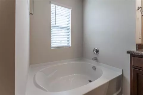 Bath - 1987 Roxey Ln, Winder, GA 30680 photo 3 of 6