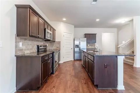Kitchen - 1987 Roxey Ln, Winder, GA 30680 photo 2 of 5