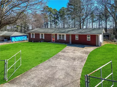 1361 E Stoneybrook Dr, Douglasville, GA 30134