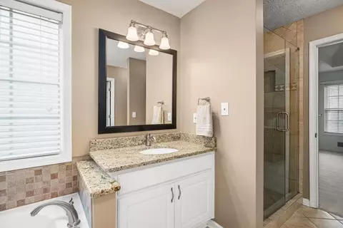 Bath - 540 Cluster Ct, Grayson, GA 30017 photo 3 of 5