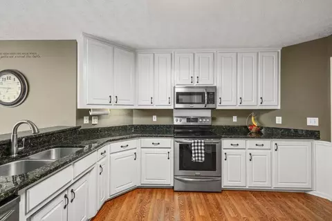 Kitchen - 540 Cluster Ct, Grayson, GA 30017 photo 4 of 8