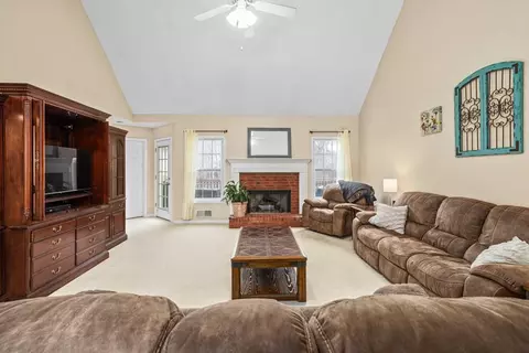 Living - 540 Cluster Ct, Grayson, GA 30017 photo 2 of 8