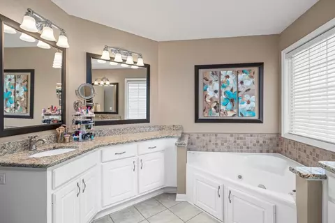 Bath - 540 Cluster Ct, Grayson, GA 30017 photo 2 of 5