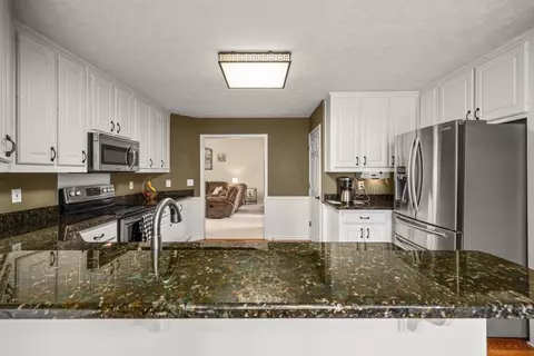 Kitchen - 540 Cluster Ct, Grayson, GA 30017 photo 6 of 8