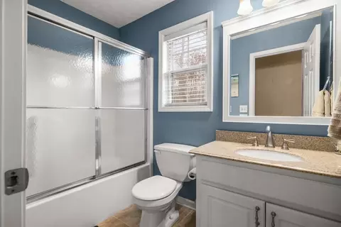 Bath - 540 Cluster Ct, Grayson, GA 30017 photo 4 of 5