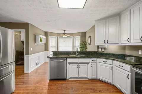 Kitchen - 540 Cluster Ct, Grayson, GA 30017 photo 3 of 8