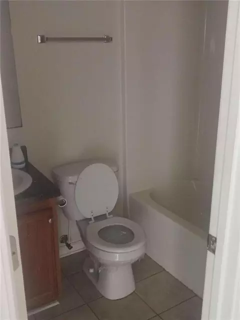 Bath - 623 Mill Stone Blf #B, Monroe, GA 30655 photo 1 of 2