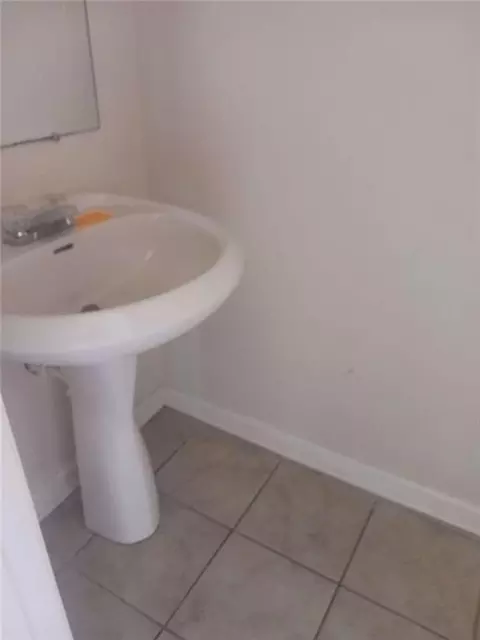 Bath - 623 Mill Stone Blf #B, Monroe, GA 30655 photo 2 of 2