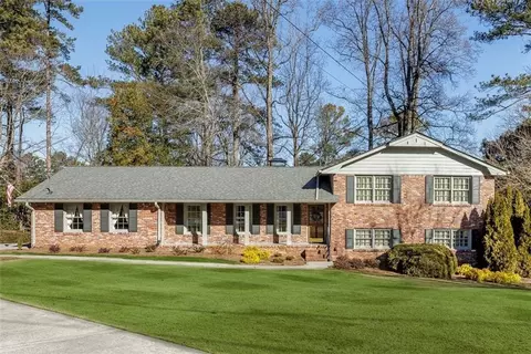 1520 Thornhill Ct, Dunwoody, GA 30338