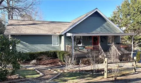 995 Vista Ln, Hiawassee, GA 30546
