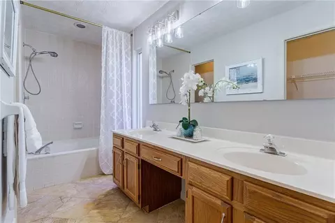 Bath - 4020 E Meadow Dr, Duluth, GA 30096 photo 2 of 5