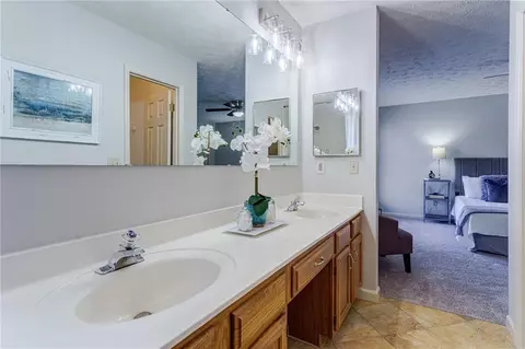 Bath - 4020 E Meadow Dr, Duluth, GA 30096 photo 4 of 5