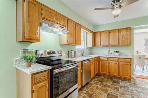 Kitchen - 4020 E Meadow Dr, Duluth, GA 30096 photo 5 of 7