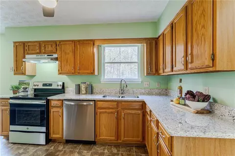 Kitchen - 4020 E Meadow Dr, Duluth, GA 30096 photo 6 of 7
