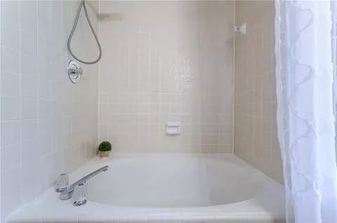 Bath - 4020 E Meadow Dr, Duluth, GA 30096 photo 3 of 5