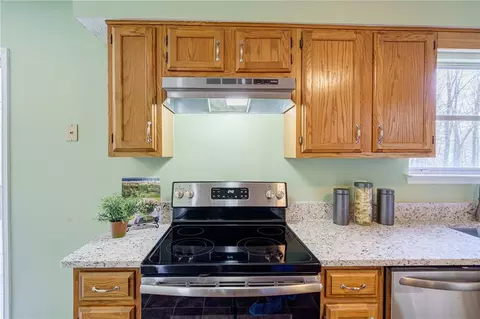 Kitchen - 4020 E Meadow Dr, Duluth, GA 30096 photo 4 of 7
