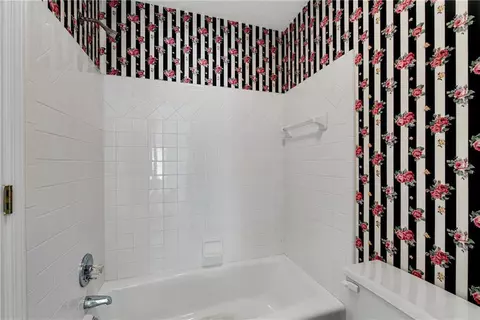 Bath - 7325 Craigleith Dr, Duluth, GA 30097 photo 6 of 8