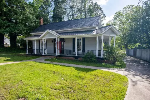 57 Vickery St, Hartwell, GA 30643