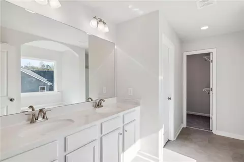 Bath - 295 Quail Forest Cir, Toccoa, GA 30577 photo 2 of 9