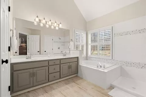 Bath - 1820 Oak Wind Ln, Buford, GA 30519 photo 2 of 4