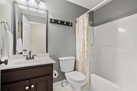 Bath - 1820 Oak Wind Ln, Buford, GA 30519 photo 4 of 4