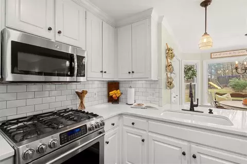 Kitchen - 1820 Oak Wind Ln, Buford, GA 30519 photo 4 of 6