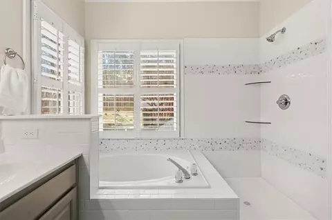 Bath - 1820 Oak Wind Ln, Buford, GA 30519 photo 3 of 4