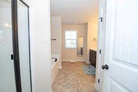 Bath - 1016 Bluecoat Cir, Hampton, GA 30228 photo 1 of 4