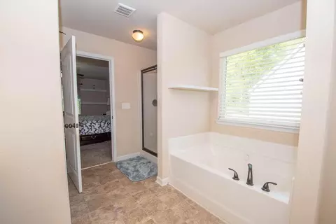 Bath - 1016 Bluecoat Cir, Hampton, GA 30228 photo 3 of 4