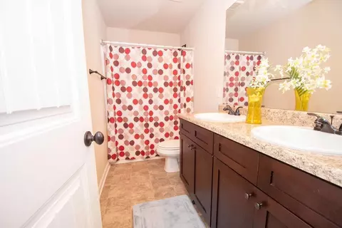 Bath - 1016 Bluecoat Cir, Hampton, GA 30228 photo 4 of 4