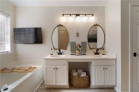 Bath - 505 Heddingham Ct, Milton, GA 30004 photo 3 of 4