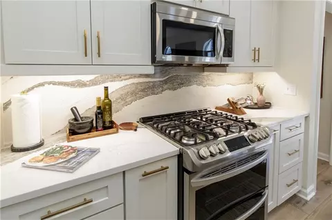 Kitchen - 505 Heddingham Ct, Milton, GA 30004 photo 8 of 10