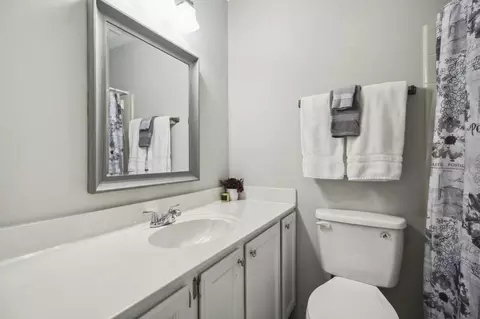 Bath - 4003 Elm St, Chamblee, GA 30341 photo 2 of 3