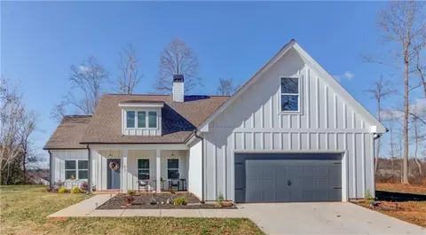 212 Maple Dr, Commerce, GA 30529
