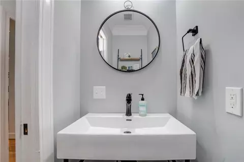 Bath - 102 Windsor Dr, Calhoun, GA 30701 photo 2 of 11