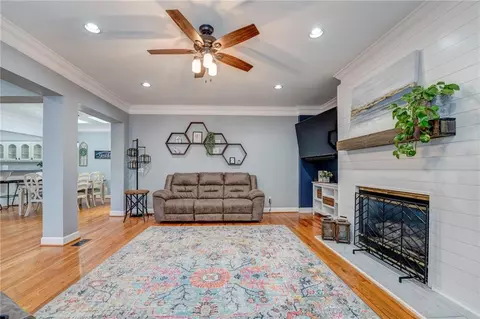 Living - 102 Windsor Dr, Calhoun, GA 30701 photo 3 of 5