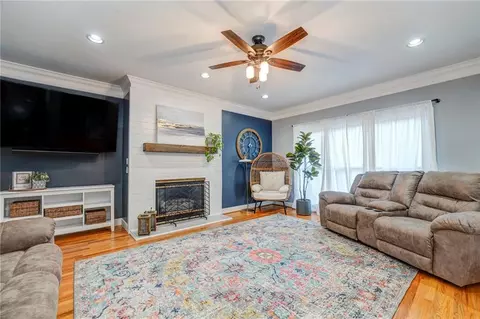 Living - 102 Windsor Dr, Calhoun, GA 30701 photo 2 of 5