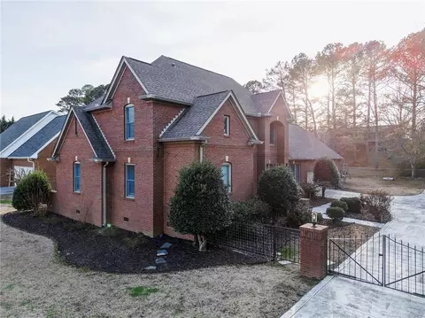 Exterior - 102 Windsor Dr, Calhoun, GA 30701 photo 3 of 9