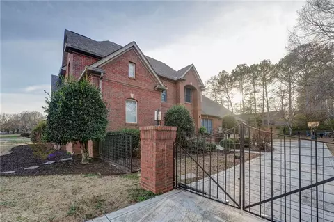 Exterior - 102 Windsor Dr, Calhoun, GA 30701 photo 5 of 9