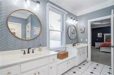 Bath - 102 Windsor Dr, Calhoun, GA 30701 photo 6 of 11