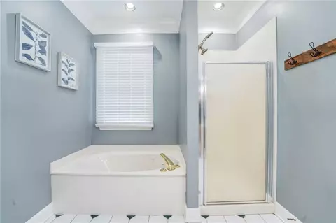 Bath - 102 Windsor Dr, Calhoun, GA 30701 photo 9 of 11