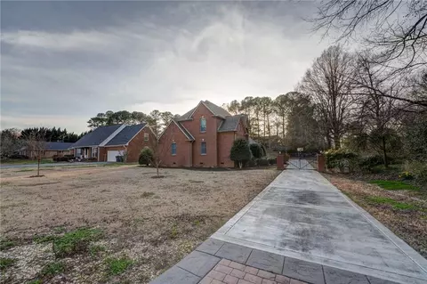 Exterior - 102 Windsor Dr, Calhoun, GA 30701 photo 6 of 9