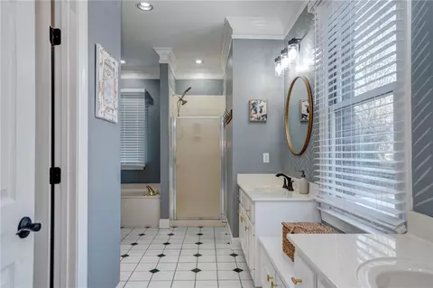 Bath - 102 Windsor Dr, Calhoun, GA 30701 photo 4 of 11